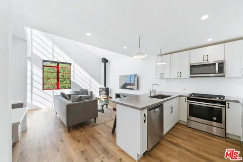 $6,900 | 29235 Heathercliff Road, Unit 6, Malibu, CA 90265
