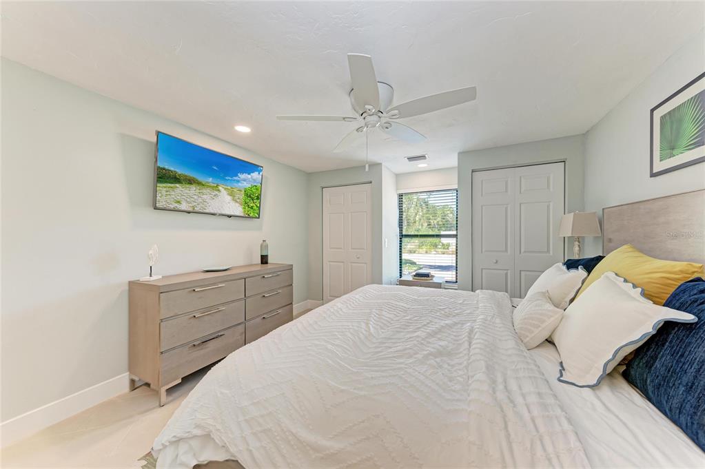 730 Fox Street Longboat Key, FL 34228 - Photo 21 of 40 a bedroom with a bed and a flat screen tv