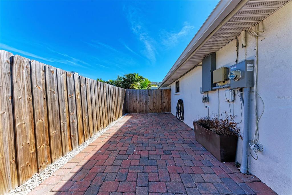 730 Fox Street Longboat Key, FL 34228 - Photo 35 of 40 a backyard of a house