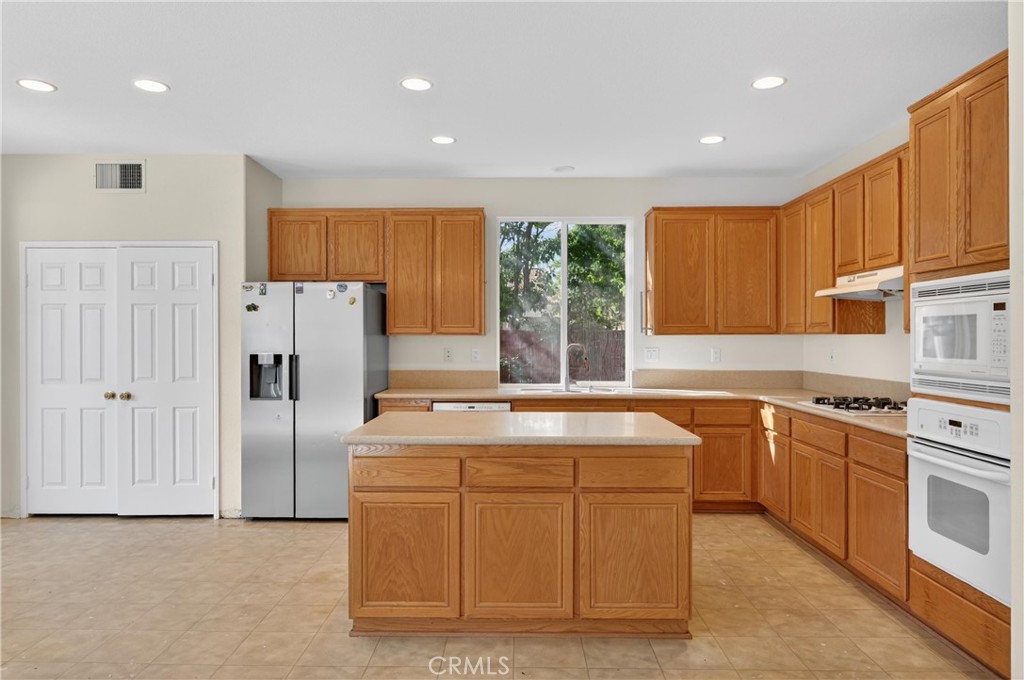 24501 Corte Rojelio Murrieta, CA 92562 - Photo 11 of 34