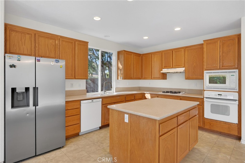 24501 Corte Rojelio Murrieta, CA 92562 - Photo 9 of 34