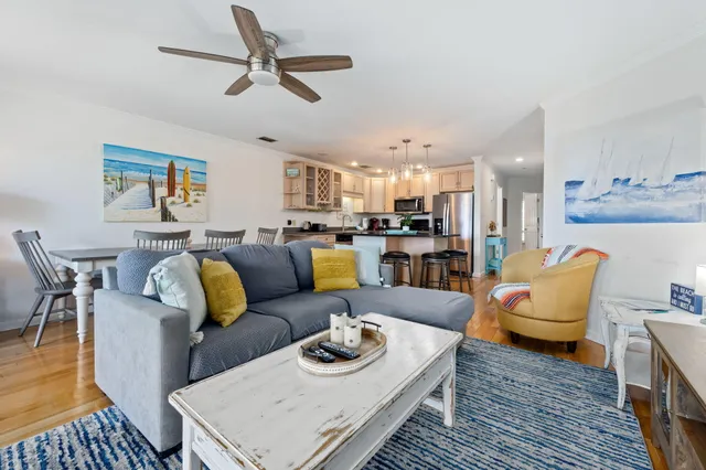 a view of an entryway with a livingroom