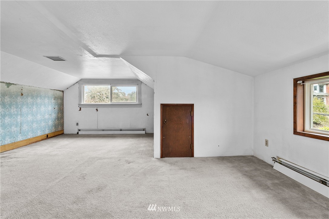 519 Quince Street Northeast Olympia, WA 98506 - Photo 21 of 39 an empty room with windows and closet