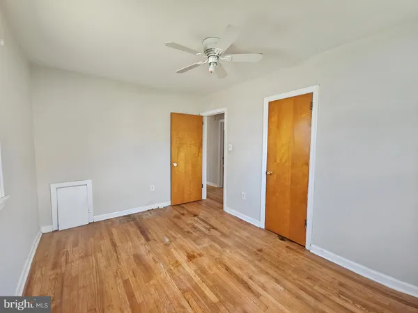 a view of a big room with wooden floor and closet