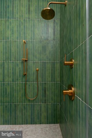 a en suite bathroom with a double vanity sink and a mirror