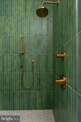 a en suite bathroom with a double vanity sink and a mirror