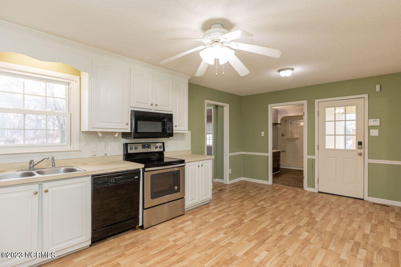 729 Mitchell Road Dudley, NC 28333 - Photo 8 of 23 Kitchen/Dining