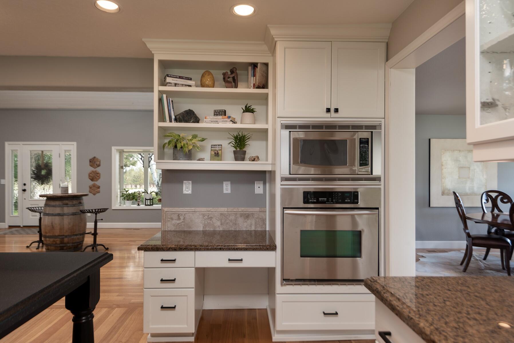 64495 Research Road Bend, OR 97703 - Photo 16 of 54 batch_16Kitchen Ovens