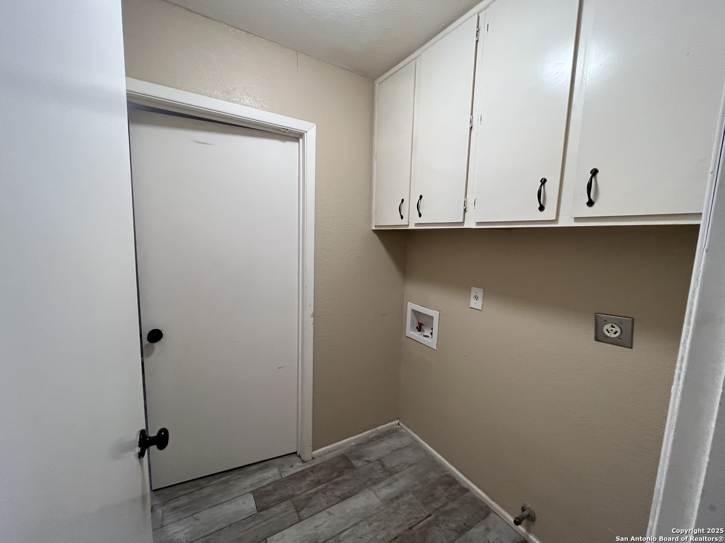 6522 Ridge Willow Drive San Antonio, TX 78233 - Photo 14 of 42 a view of room with cabinets