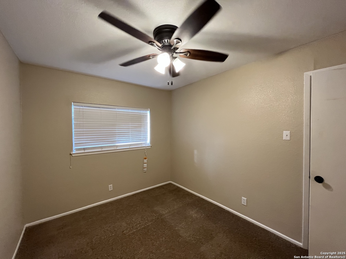 6522 Ridge Willow Drive San Antonio, TX 78233 - Photo 32 of 42 en empty room with window and ceiling fan