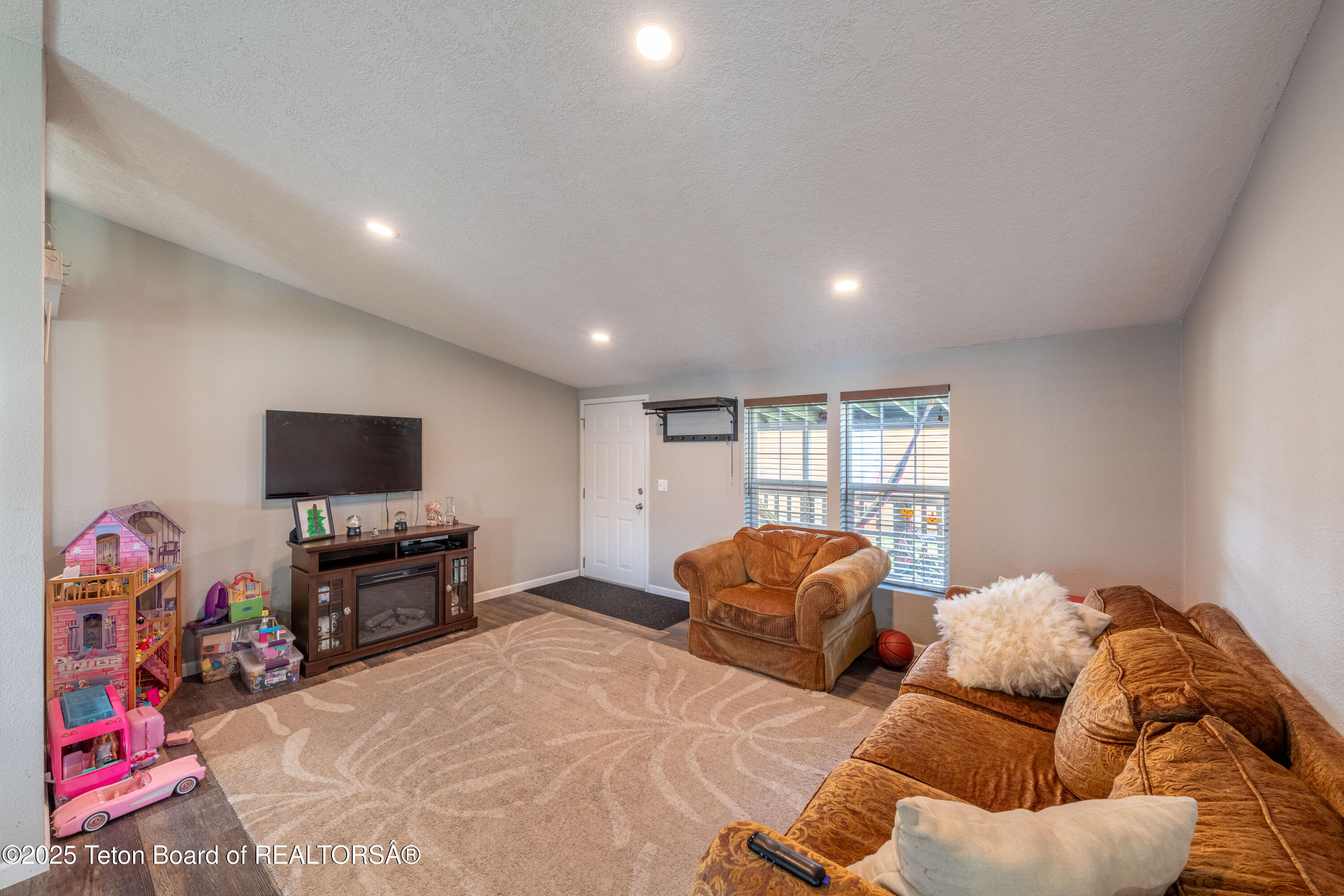 7250 Highway 89, Unit 25 Jackson, WY 83001 - Photo 13 of 37 Living Room02
