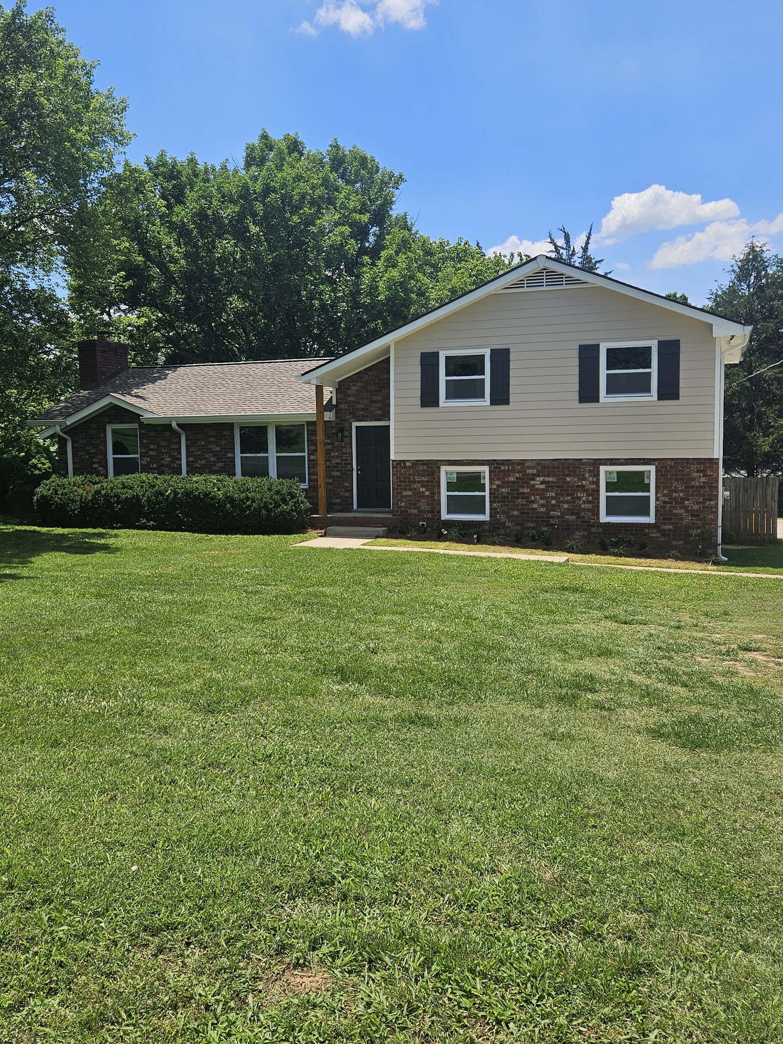 258 Indian Lake Road Hendersonville, TN 37075 - Photo 2 of 20