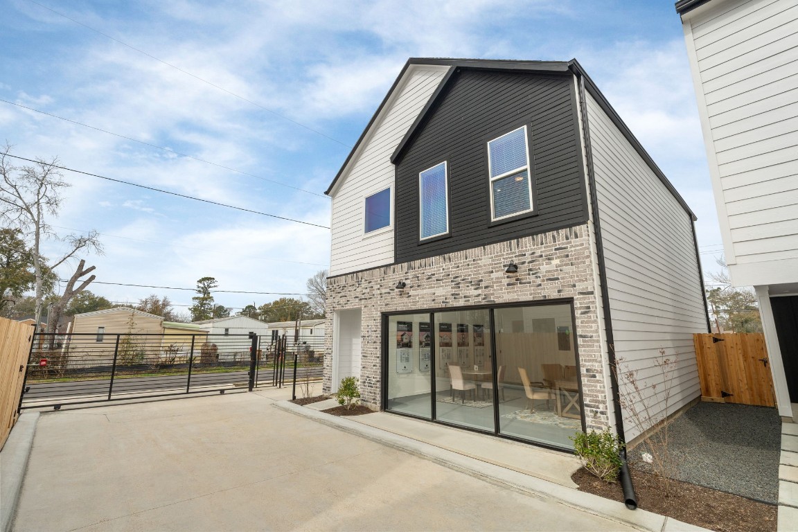 4746 Martin Street Houston, TX 77018 - Photo 2 of 49