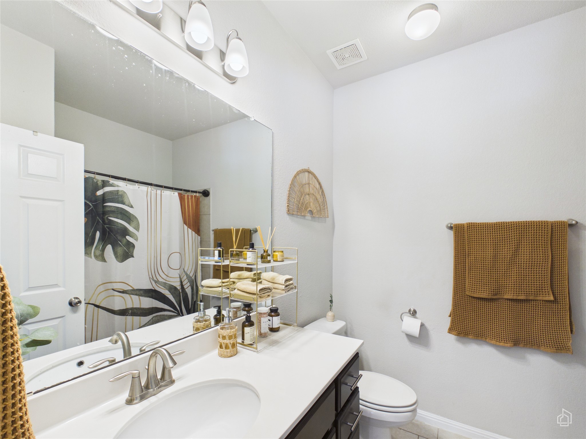 9310 Tanager Way Austin, TX 78748 - Photo 22 of 32 A well-appointed bathroom features a modern vanity with ample counter space and stylish fixtures.