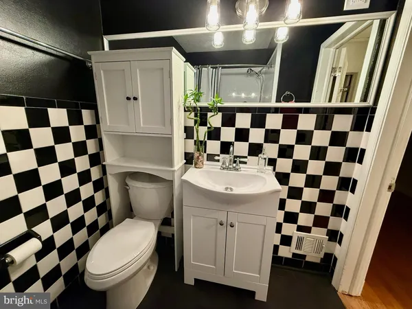 $1,900 | 3613 Parkdale Avenue, Baltimore, MD 21211