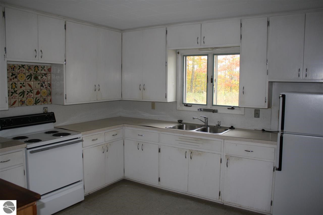 7616 Homestead Road Benzonia, MI 49616 - Photo 8 of 26 1777602-7.JPG