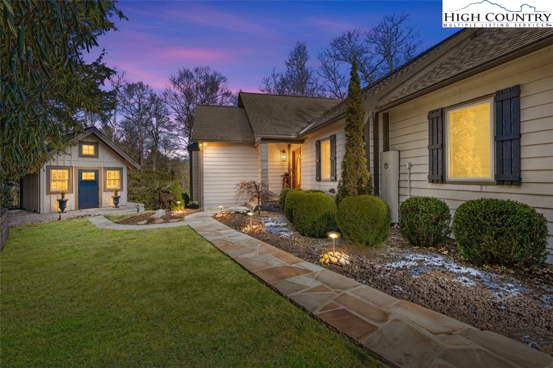 a view of a house with backyard