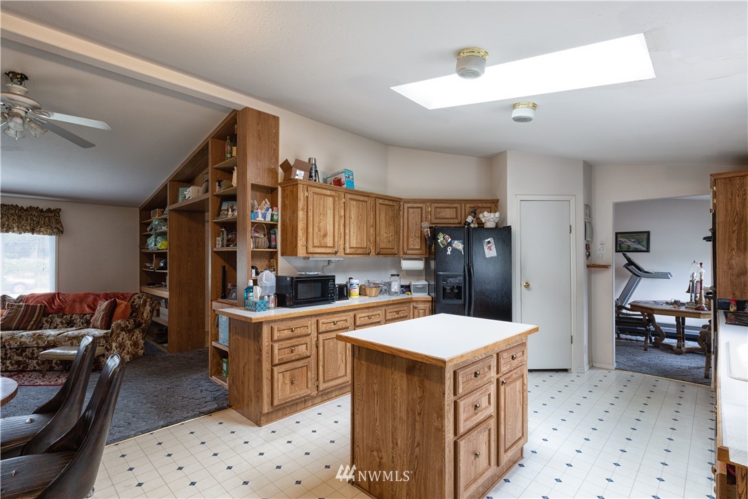 35909 Old Sultan-Startup Road Sultan, WA 98294 - Photo 6 of 22 a kitchen with a sink stove and refrigerator