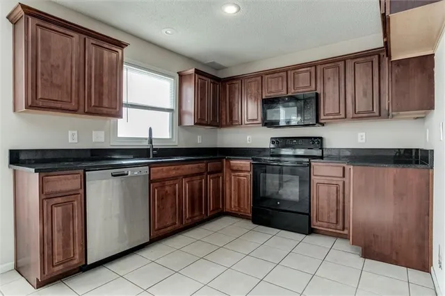 $225,000 | 813 167th Court, Gardner, KS 66030