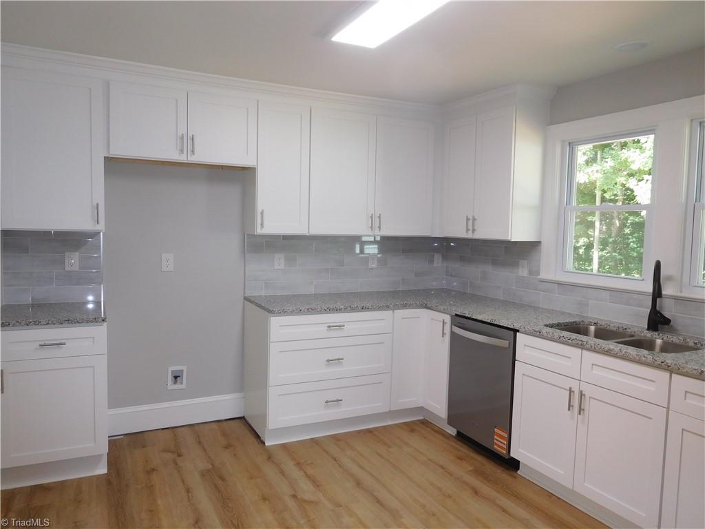 1025 Motor Road Winston-Salem, NC 27105 - Photo 13 of 33 SHAKER CABS, TILE BACKSPLASH, GRANITE COUNTERS & SS APPLIANCES & NEW LVP FLOORING.