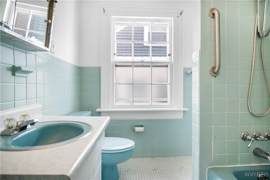 24 Admiral Road Buffalo, NY 14216 - Photo 16 of 26 FULL BATH