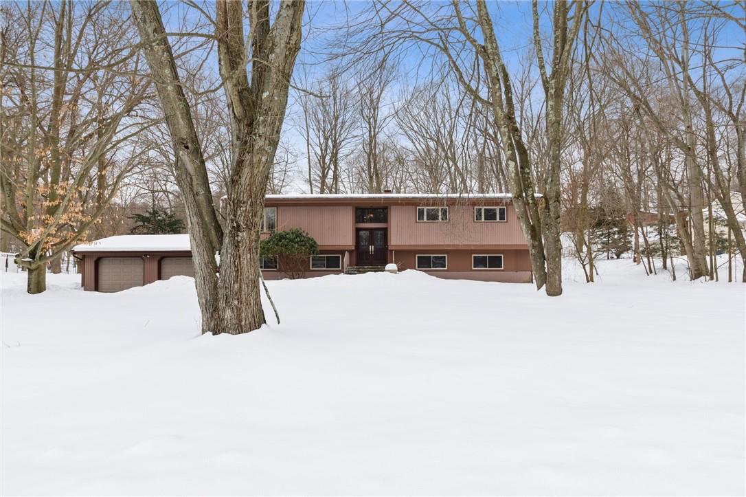 Welcome to 13 Robin Hood Road in magnificent Montebello NY.