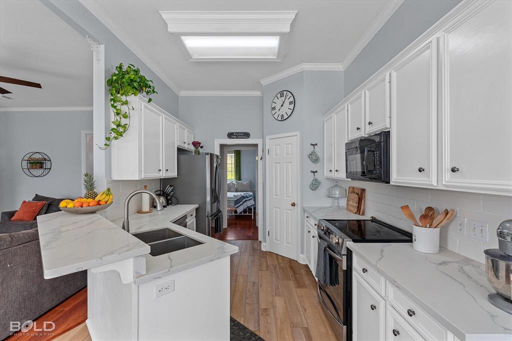6020 Applegate Circle Bossier City, LA 71111 - Photo 22 of 36 a kitchen that has a sink and a stove top oven