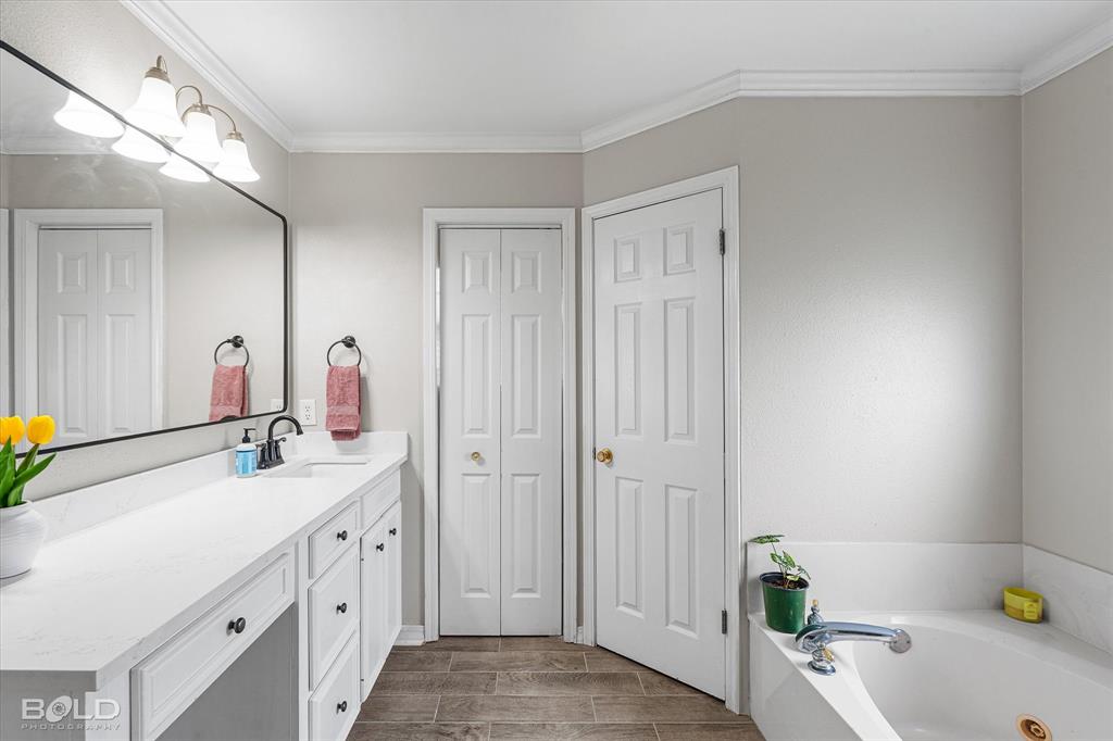 6020 Applegate Circle Bossier City, LA 71111 - Photo 28 of 36 a bathroom with a tub sink and mirror