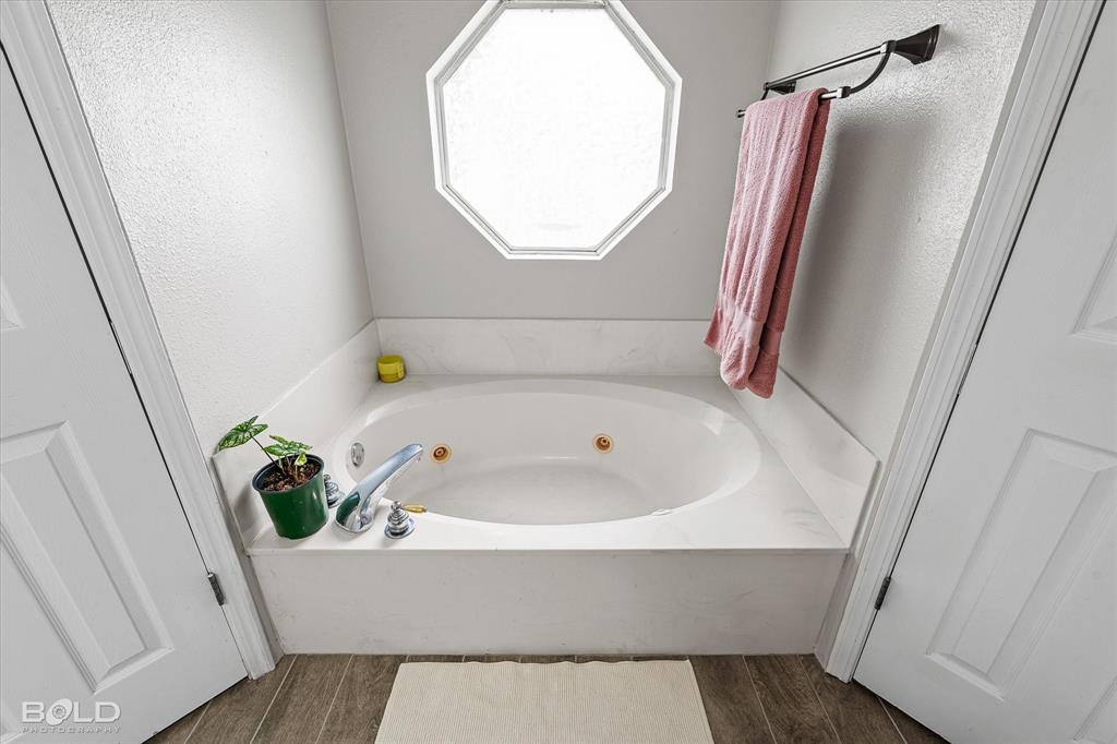 6020 Applegate Circle Bossier City, LA 71111 - Photo 30 of 36 a bathroom with a tub and shower