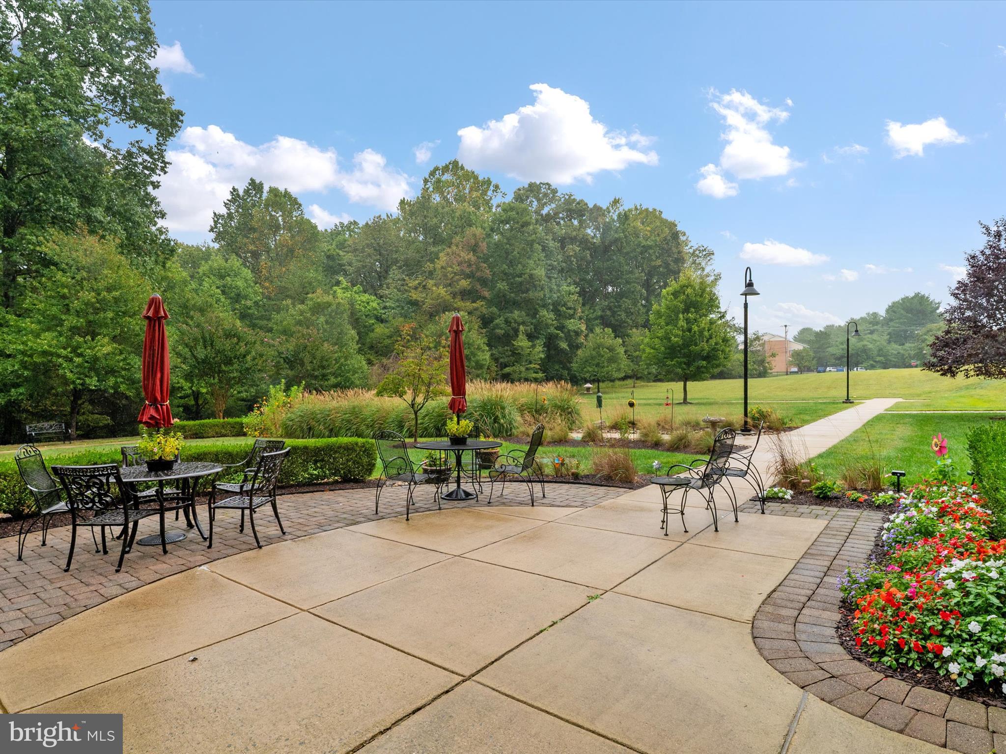 940 Astern Way, Unit 604 Annapolis, MD 21401 - Photo 25 of 27 a view of a chairs and table in the back yard