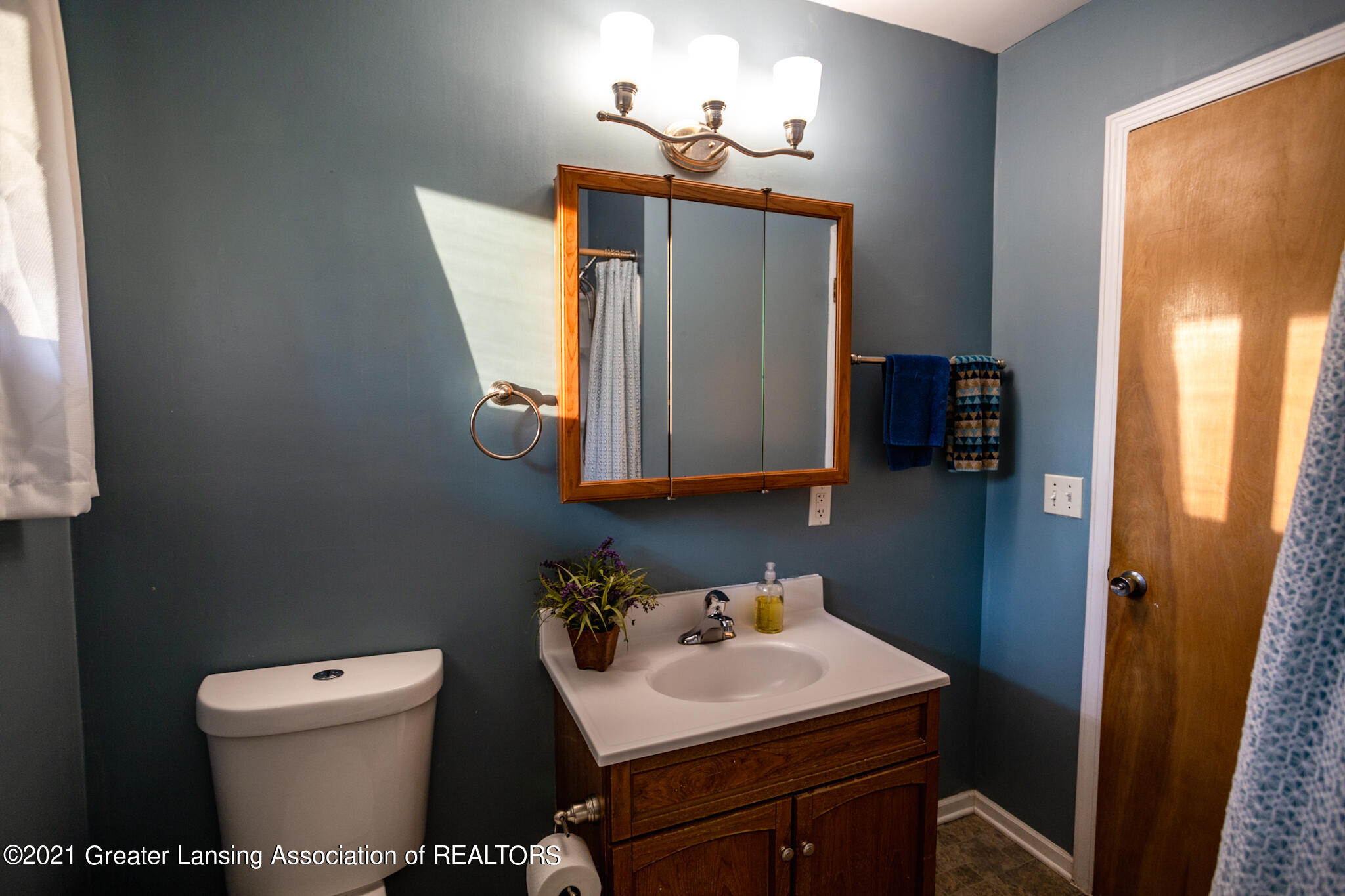 5719 Schafer Road Lansing, MI 48911 - Photo 13 of 18 5719 Schafer bathroom 2