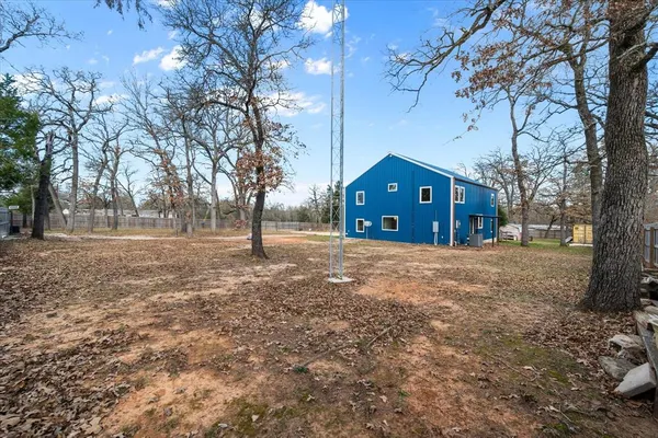 a house view with backyard space