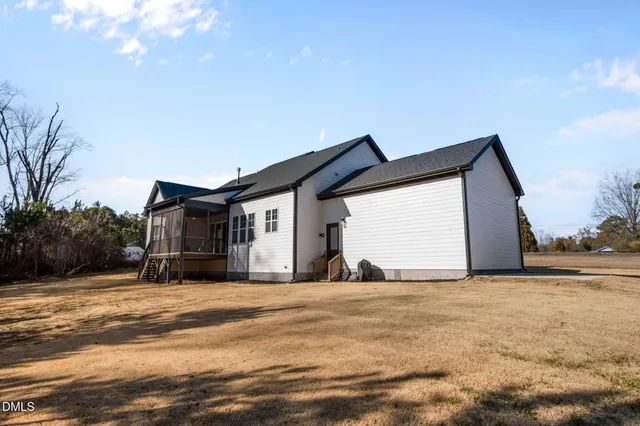 a view of a house with backyard