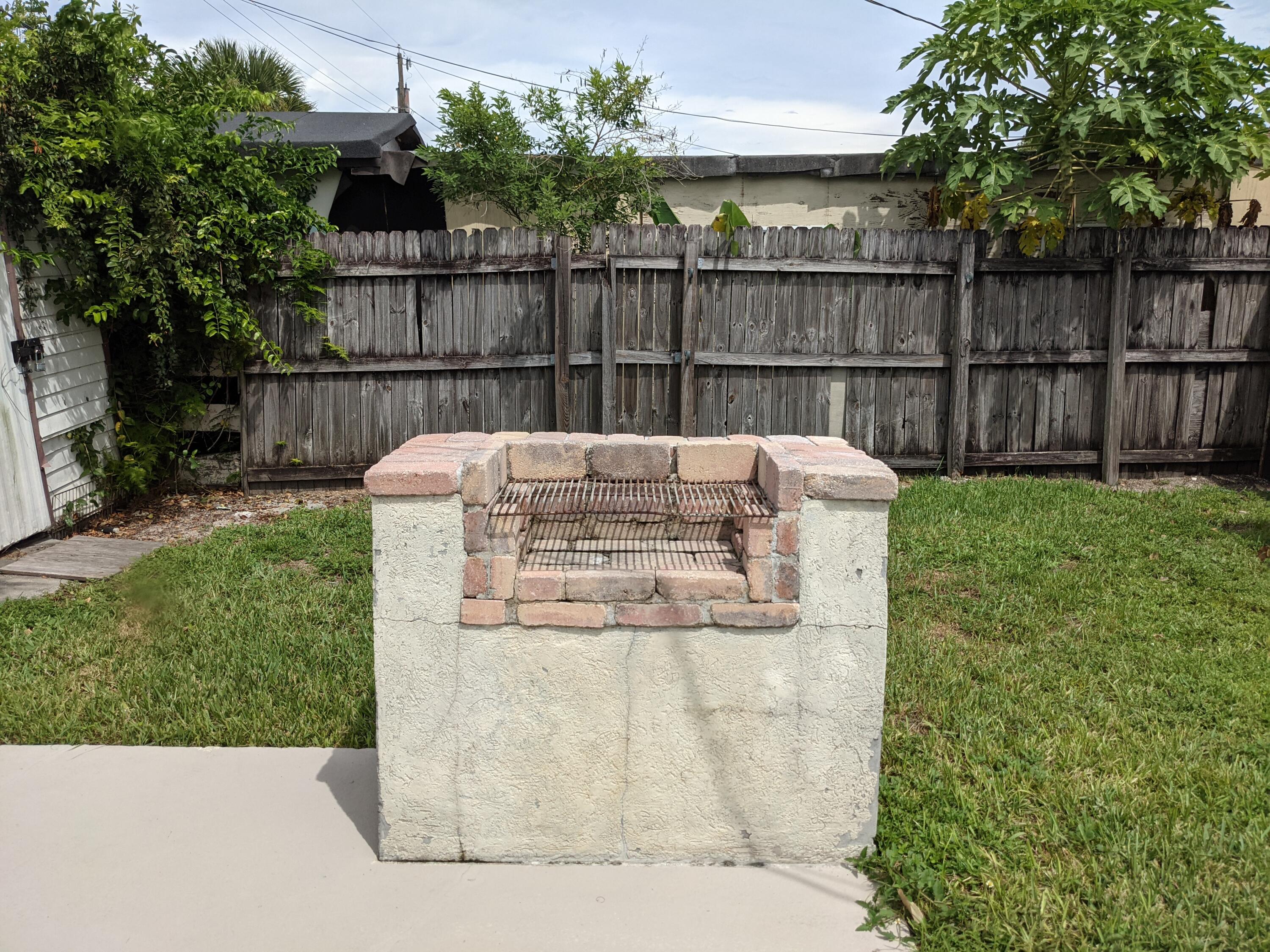 633 Cherry Road West Palm Beach, FL 33409 - Photo 19 of 20 Backyard