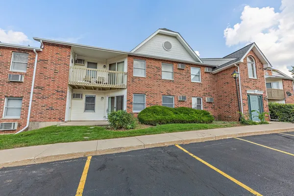 $1,825 | 1373 Cunat Court, Unit 1C, Lake In The Hills, IL 60156