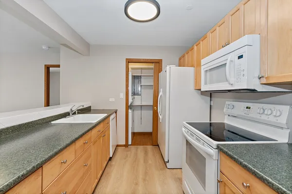$1,825 | 1373 Cunat Court, Unit 1C, Lake In The Hills, IL 60156