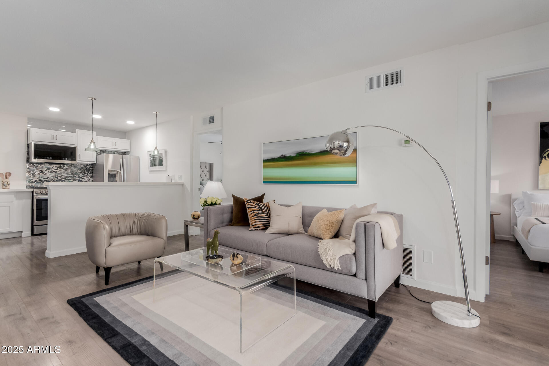 5525 East Thomas Road, Unit M12 Phoenix, AZ 85018 - Photo 1 of 42 Living room