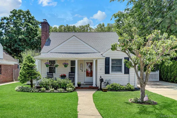 $749,900 | 147 Sydney Avenue, Malverne, NY 11565