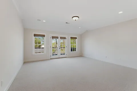 an empty room with an entryway and empty room