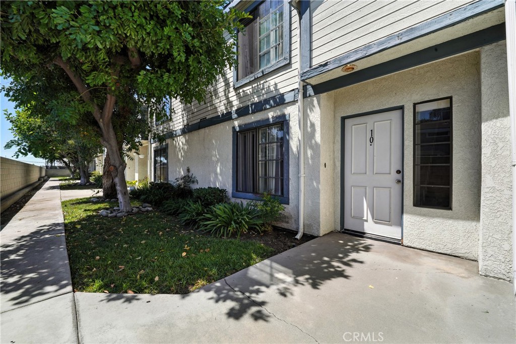 a view of a entrance of the house