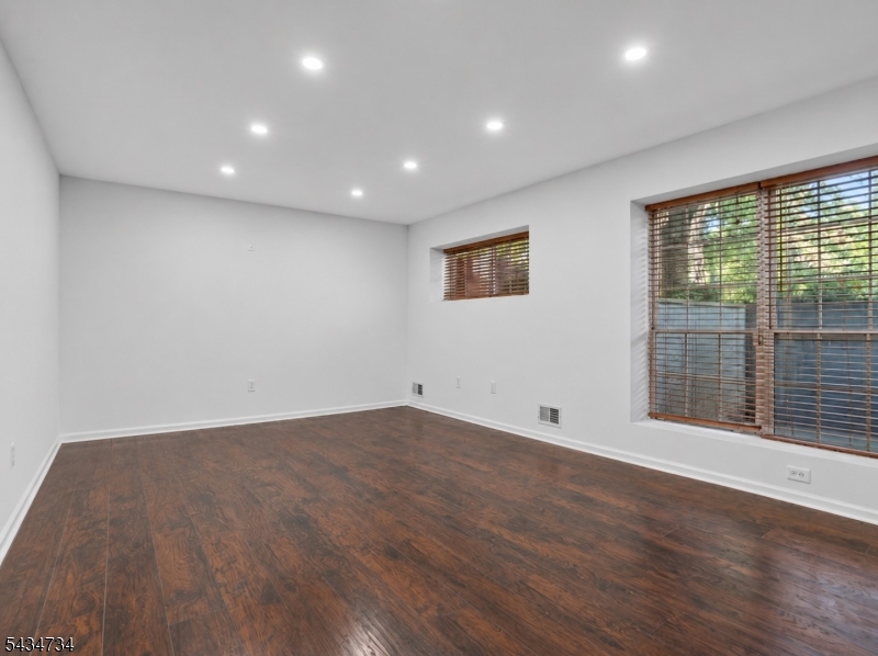 33 Seton Hall Drive Newark, NJ 07103 - Photo 3 of 14