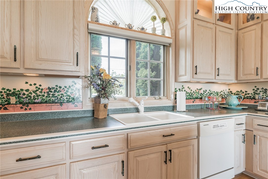 427 Rambling Road Blowing Rock, NC 28605 - Photo 8 of 50 Gallery Image 8