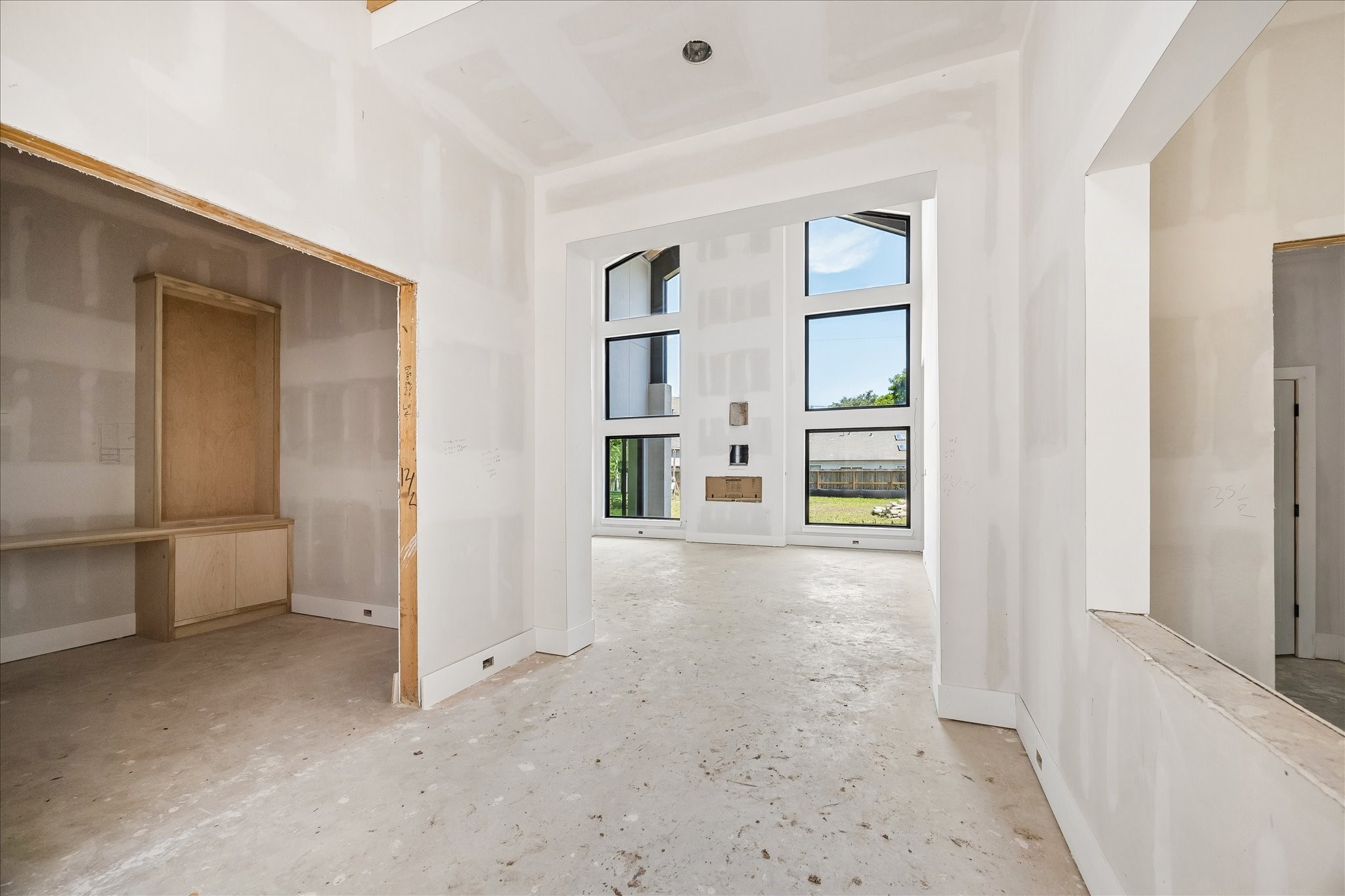 9050 Elizabeth Road Houston, TX 77055 - Photo 4 of 40 an empty room with windows