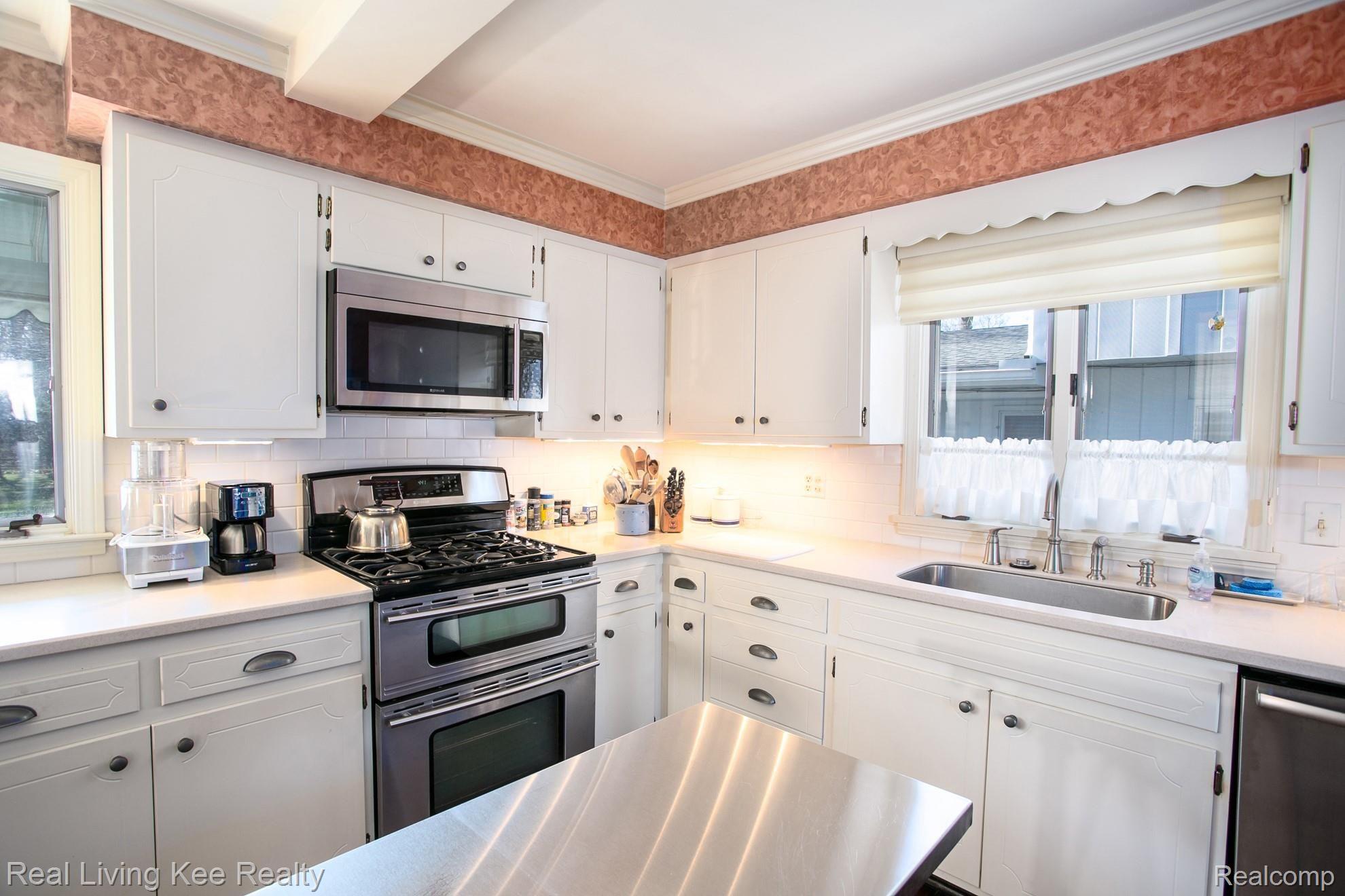 5076 Lakeshore Road Fort Gratiot, MI 48059 - Photo 12 of 41 lakesh012.jpg