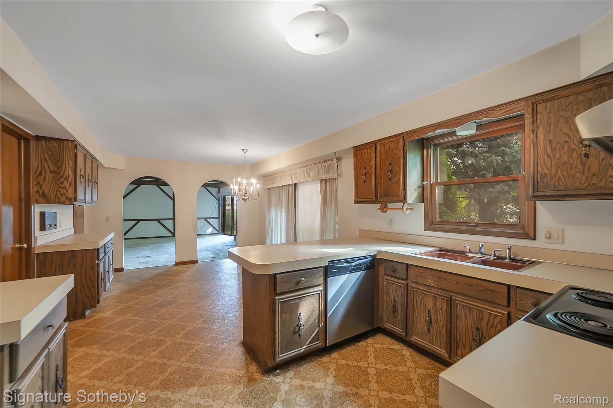 972 Homestead Court Rochester, MI 48309 - Photo 11 of 53 81AB423F-9D6A-4E04-A805-CC082CE101C0.jpeg