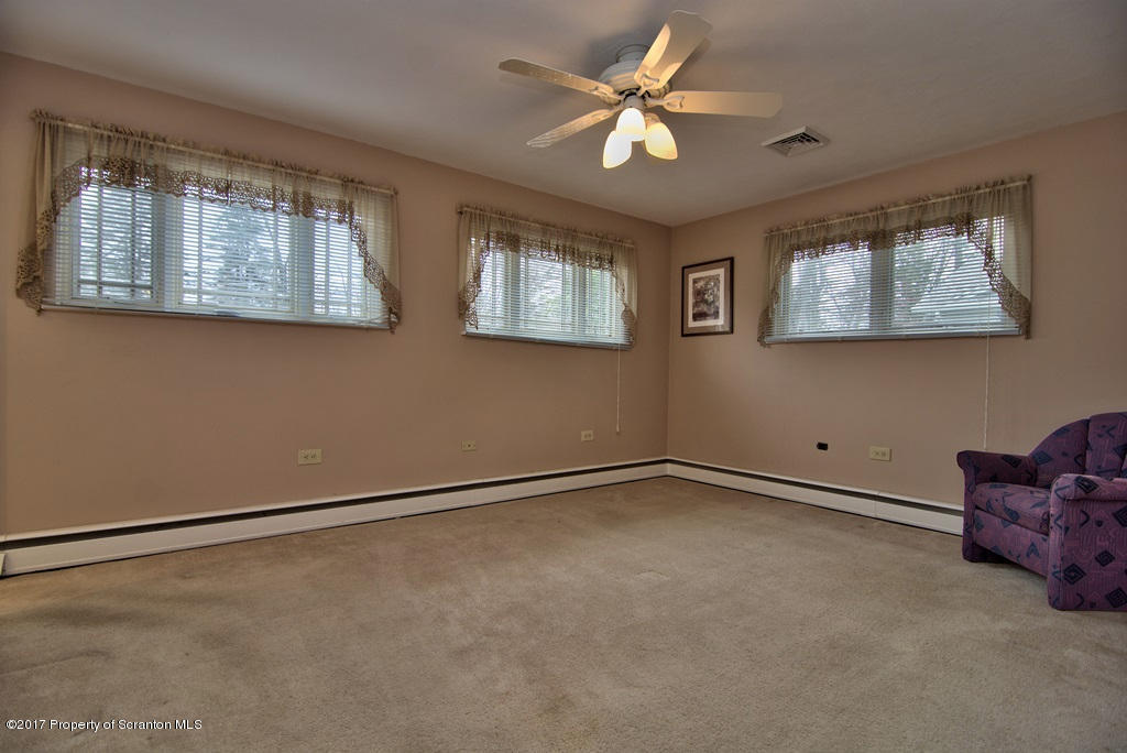 108 Larkspur Road Moscow, PA 18444 - Photo 8 of 66 Gallery Image 8