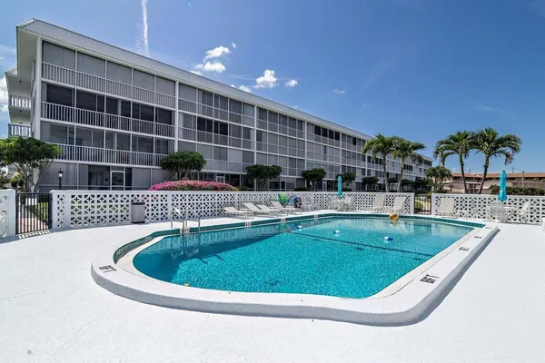 $2,200 | 907 Marina Drive, Unit 402, North Palm Beach, FL 33408