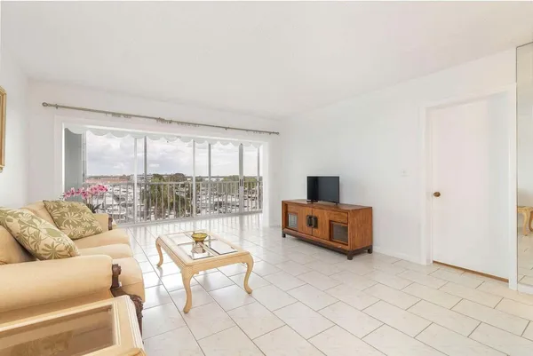 $2,200 | 907 Marina Drive, Unit 402, North Palm Beach, FL 33408