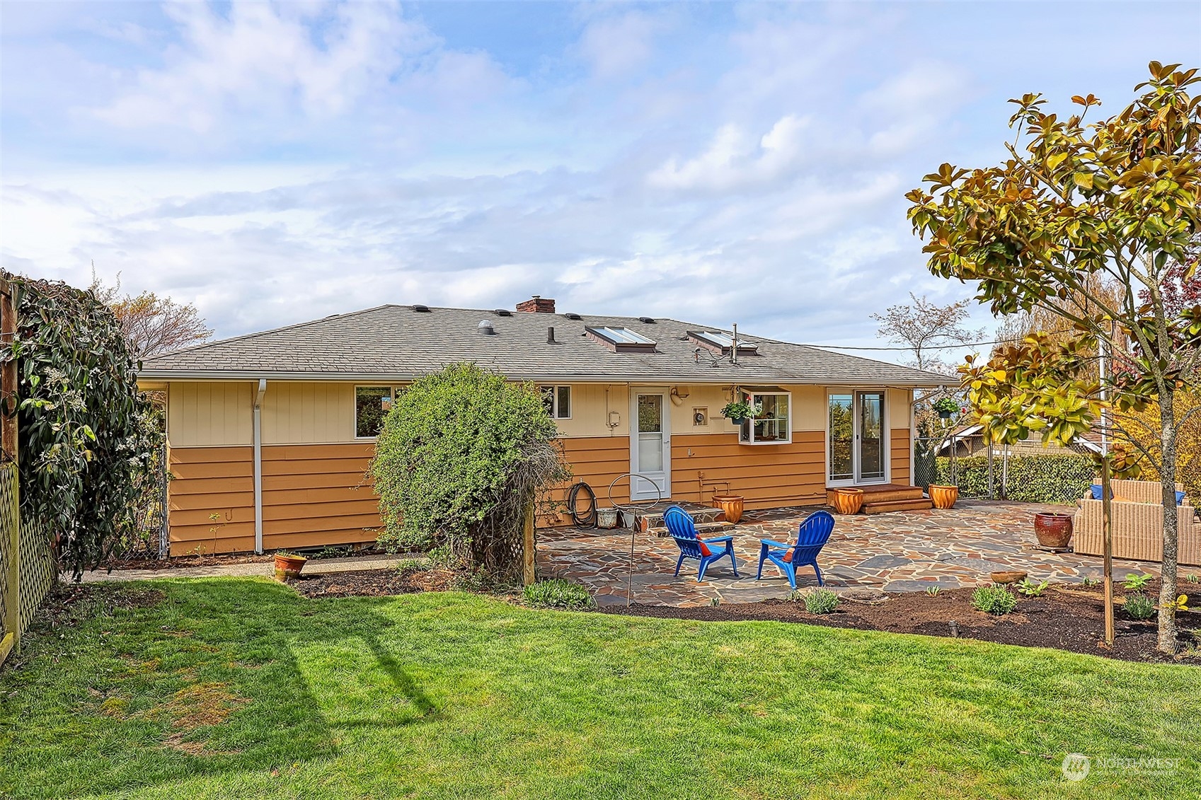 612 9th Avenue North Edmonds, WA 98020 - Photo 35 of 39 front view of a house with a patio