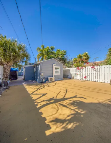 $1,050 | 320 North J Street, Unit 2, Lake Worth Beach, FL 33460